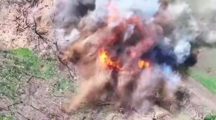 Дрон снял сильный взрыв и пожар на полевом складе боеприпасов ВСУ Дрон снял сильный взрыв и пожар на полевом складе боеприпасов ВСУ