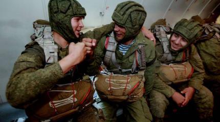 Две десантно-штурмовые бригады и полк связи награждены гвардейским званием