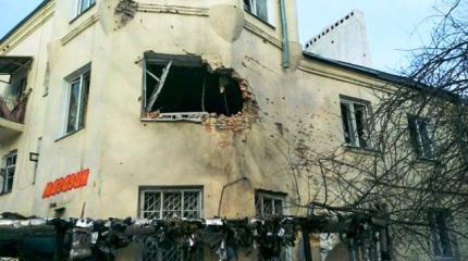 Эта линия фронта, разрезав людей, упивается сутью кровавой своей Эта линия фронта, разрезав людей, упивается сутью кровавой своей