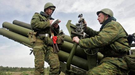 Генерал из Венесуэлы на кузбасском полигоне командовал, куда стрелять Генерал из Венесуэлы на кузбасском полигоне командовал, куда стрелять