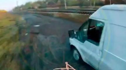 Дрон приземлился на колени водителя микроавтобуса ВСУ Дрон приземлился на колени водителя микроавтобуса ВСУ
