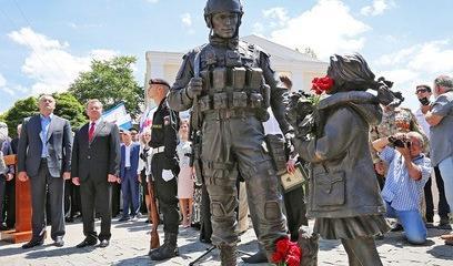 Памятник «вежливому человеку» в американских штанах и английской разгрузке Памятник «вежливому человеку» в американских штанах и английской разгрузке