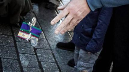 Ветераны Британии выбросили свои награды Ветераны Британии выбросили свои награды