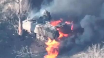 Дроны сняли полыхающие гигантскими кострами M2 Bradley и M113 Дроны сняли полыхающие гигантскими кострами M2 Bradley и M113