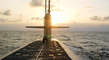 The Drive: ВМС США пошли на необычный трюк в Аравийском море из-за России