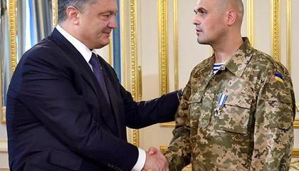 Украинский офицер, который в ДНР жевал погоны в плену, стал лицом армии Украинский офицер, который в ДНР жевал погоны в плену, стал лицом армии