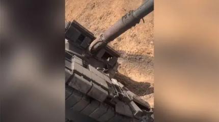 Свалившийся в ров, обгоревший и сильно побитый Leopard 1A5 сняли на видео Свалившийся в ров, обгоревший и сильно побитый Leopard 1A5 сняли на видео