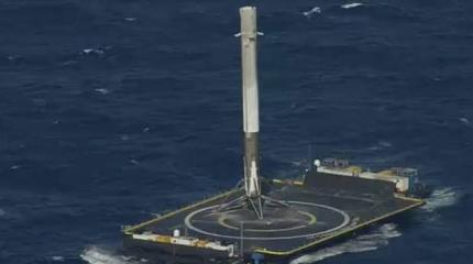 SpaceX впервые успешно посадила ракету на морскую платформу