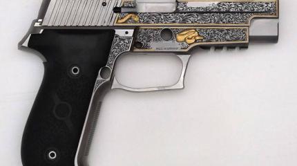 Пистолет SigSauer P226S с ручной гравировкой Пистолет SigSauer P226S с ручной гравировкой