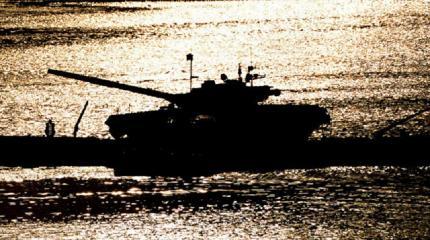 Антироссийские учения британских военных: "русские" на танках Т-72 Антироссийские учения британских военных: "русские" на танках Т-72