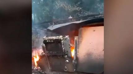 Американский Humvee лопнул от взрыва внутри Американский Humvee лопнул от взрыва внутри
