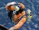Водолазы на тренировке по оказынию помощи «аварийным» подводным лодкам