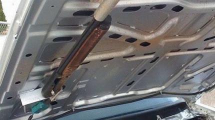 Еще одно оружие «выживальщика» – дробовик под капотом автомобиля Еще одно оружие «выживальщика» – дробовик под капотом автомобиля