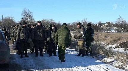 Cолдаты ВСУ, окруженные в Дебальцево, сдаются в плен ополченцам