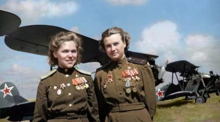Девочка в заштопанной шинели разбросала руки на снегу… Девочка в заштопанной шинели разбросала руки на снегу…