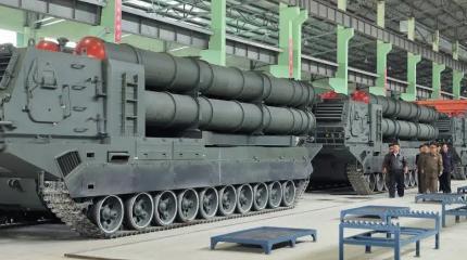 В Северной Корее показали "танковую" реактивную установку, бьющую на 400 км В Северной Корее показали "танковую" реактивную установку, бьющую на 400 км