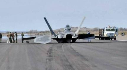 Истребитель F-22 «Раптор» пропахал взлетную полосу на базе ВМС США