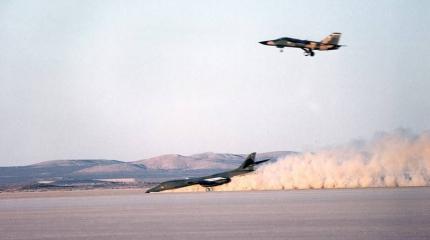 Нештатная посадка американского стратегического бомбардировщика В-1В Lancer