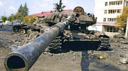 Пленные солдаты ВСУ восстанавливают технику для армии Новороссии