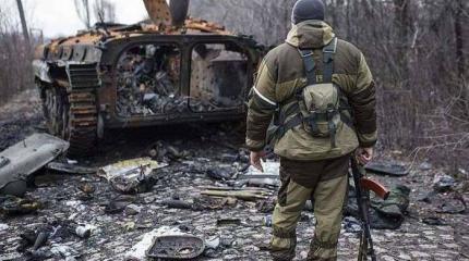 Мародёры ВСУ снимают одежду с трупов Мародёры ВСУ снимают одежду с трупов
