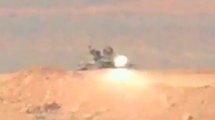 Боевики в Хомсе запечатлели, как спрятавшийся Т-55 САА получил удар в башню