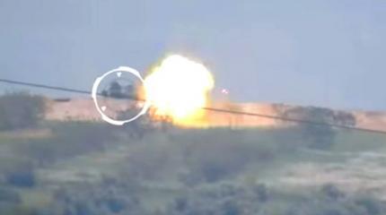 Боевики засняли, как сирийский Т-72 в Хаме «принял» под башню ракету TOW-2 Боевики засняли, как сирийский Т-72 в Хаме «принял» под башню ракету TOW-2