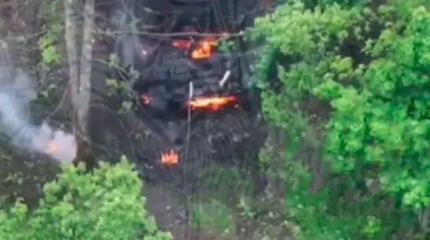 Мощный взрыв боекомплекта украинского Т-72АВ был виден за сотни метров Мощный взрыв боекомплекта украинского Т-72АВ был виден за сотни метров