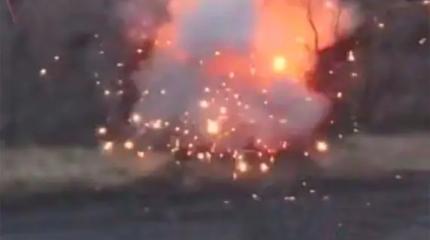 Появилось видео взрыва боекомплекта украинской самоходки "Гвоздика"