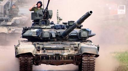 Российские танки атакуют украинские в Таиланде Российские танки атакуют украинские в Таиланде