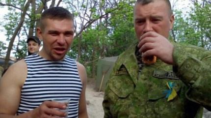 Офицеру ВСУ пришлось отстреливаться от пьяных АТОшников на Донбассе Офицеру ВСУ пришлось отстреливаться от пьяных АТОшников на Донбассе