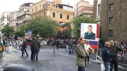 Римляне почтили память погибшего в Сирии русского офицера на митинге Римляне почтили память погибшего в Сирии русского офицера на митинге