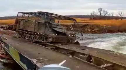 Удар дрона-камикадзе скинул с моста в реку БТР M113 ВСУ