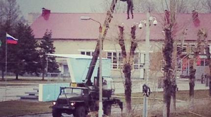 Картинка дня: солдат на кране, или Необычный подход к уборке в ВДВ Картинка дня: солдат на кране, или Необычный подход к уборке в ВДВ