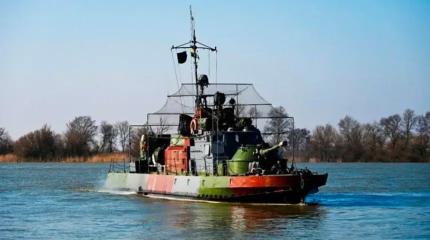 Украинские "речные танки" с башнями от ПТ-76 получили противодронные сетки