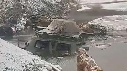 Украинский экипаж БТР решил переплыть пруд и утопил свою бронемашину