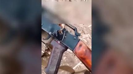 АК-74 получил гигантскую пробоину, но сохранил способность стрелять