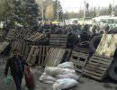 В Донецкой области «толпа» штурмует военную часть В Донецкой области «толпа» штурмует военную часть
