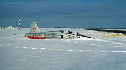 Неудачная посадка канадского истребителя CF-5 Неудачная посадка канадского истребителя CF-5