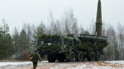 Расчеты ракетных комплексов "Искандер" провели учения Расчеты ракетных комплексов "Искандер" провели учения