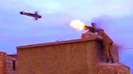 Боевики в Сирии засняли, как ракета ПТРК догнала бензовоз армии Асада Боевики в Сирии засняли, как ракета ПТРК догнала бензовоз армии Асада