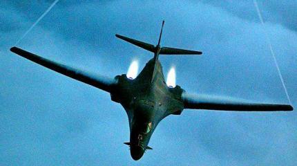 Американские В-1 Lancer уводят в тыл Американские В-1 Lancer уводят в тыл