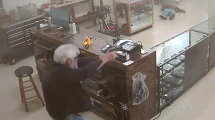 Владелец оружейного магазина застрелил вооруженного грабителя Владелец оружейного магазина застрелил вооруженного грабителя