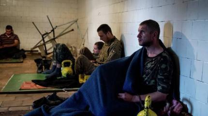 Почти 130 украинских силовиков сдались в плен ополченцам в Старобешево Почти 130 украинских силовиков сдались в плен ополченцам в Старобешево