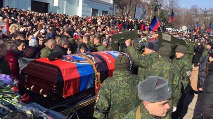 Донецк прощается с Гиви. За гробом легендарного комбата идут тысячи людей