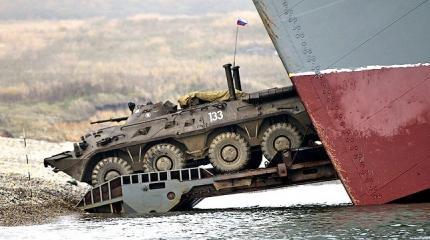 Паром перебросил морских десантников в Крым через Керченский пролив