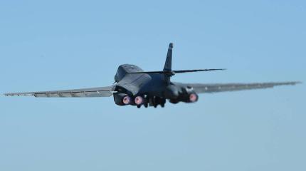 B-1B Lancer взлетел после пожара... без одного двигателя