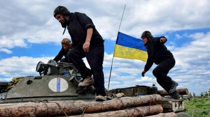 Пьяный боец ВСУ в Донбассе опрокинул тягач и покалечил сослуживцев Пьяный боец ВСУ в Донбассе опрокинул тягач и покалечил сослуживцев