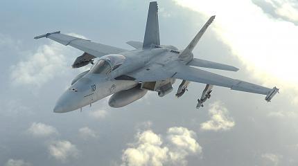 Два военных самолета F-18 столкнулись над побережьем США Два военных самолета F-18 столкнулись над побережьем США
