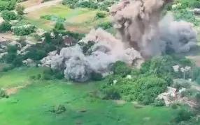 Огромное облако дыма поднялось после взрыва боеприпасов для украинских БПЛА
