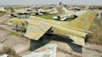Списанные истребители-бомбардировщики IAR 93 на авиабазе румынских ВВС Списанные истребители-бомбардировщики IAR 93 на авиабазе румынских ВВС